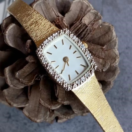 2024 Vintage Diamond Women’s Watch – Luxurious Retro Quartz Timepiece